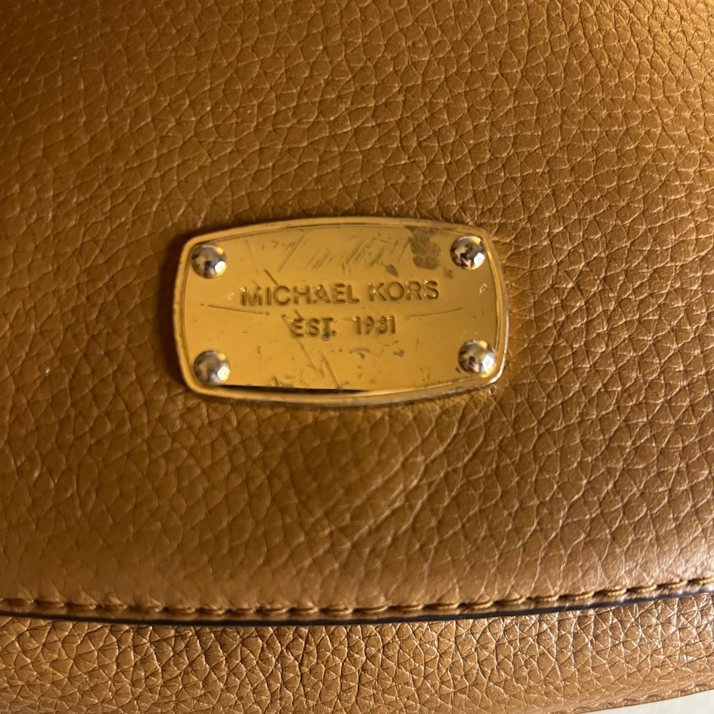 Michael Kors Crossbody, pebble, leather snap closure color acorn/ brown - Picture 10 of 16